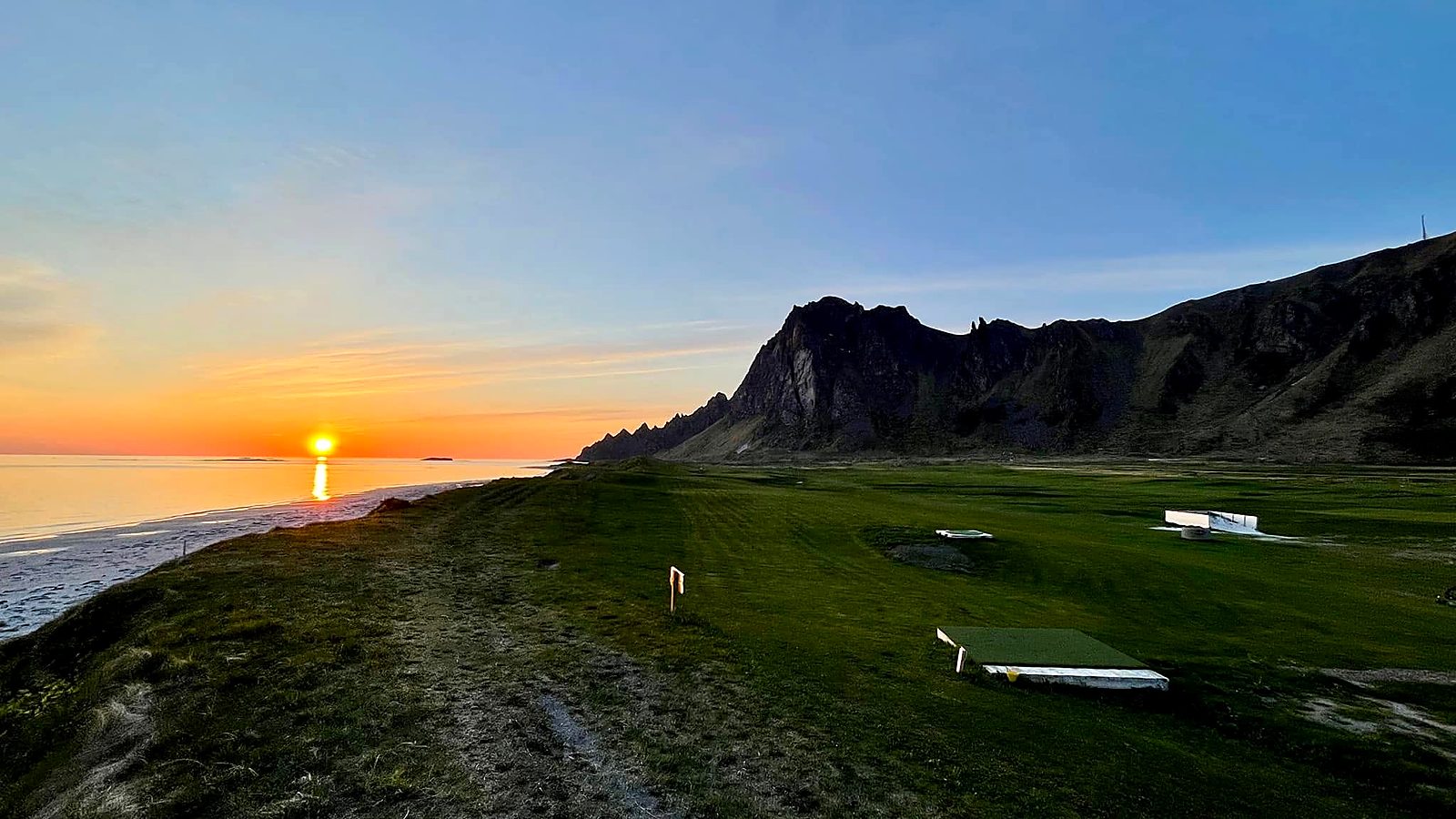 Utsikt over banen og driving rangen ved solnedgang